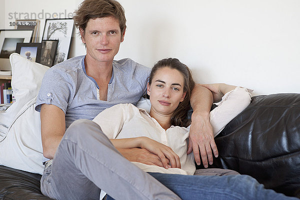 Junges Paar auf Sofa sitzend  Portrait