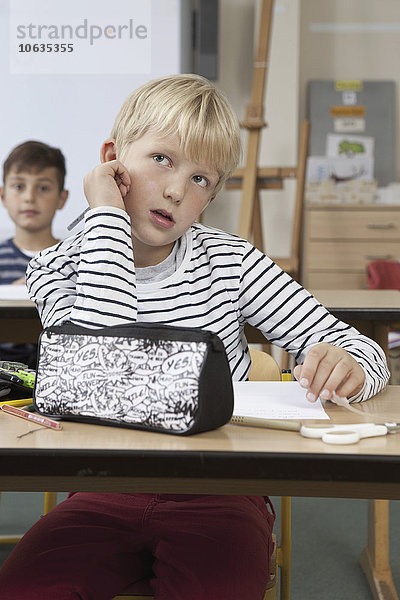 Zwei Jungen studieren im Klassenzimmer