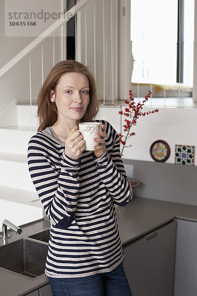 Frau hält Kaffeetasse  Portrait