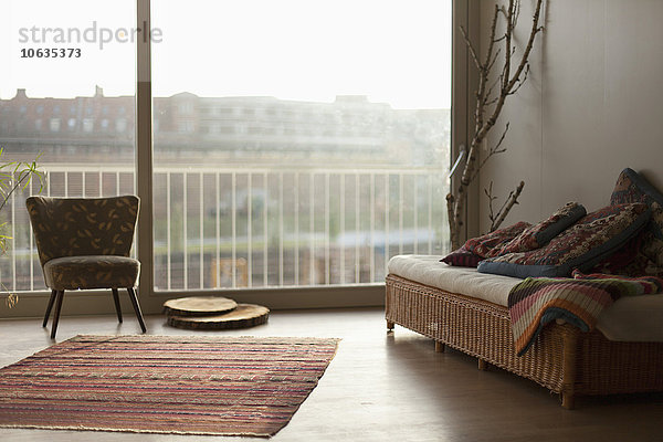 Sofa und Teppich mit Stuhl im Wohnzimmer