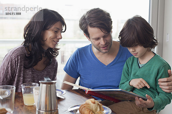 Familie am Esstisch Lesebuch