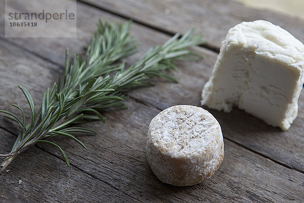 Nahaufnahme von Käse und Rosmarin auf dem Tisch