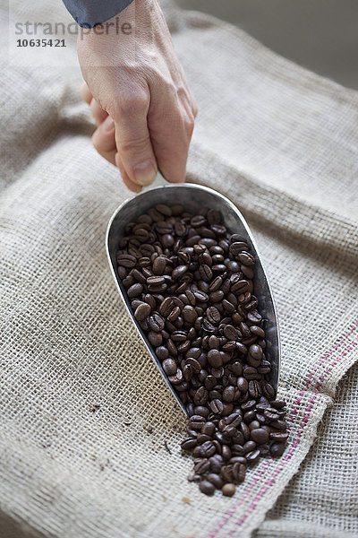 Nahaufnahme von handgegossenen Kaffeebohnen auf Sack