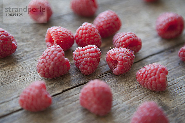 Himbeeren auf Holztisch