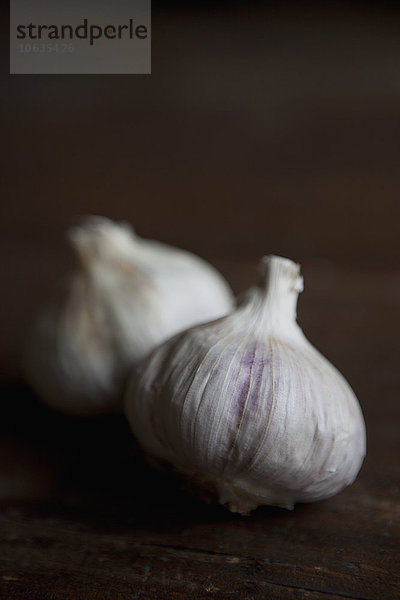 Nahaufnahme von Knoblauch auf dem Tisch