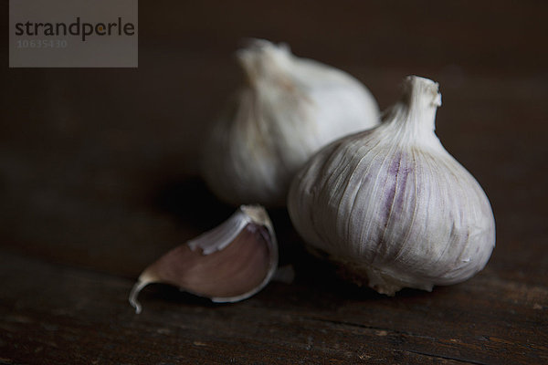 Nahaufnahme von Knoblauch auf dem Tisch