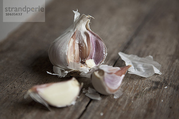 Nahaufnahme von Knoblauch auf dem Tisch