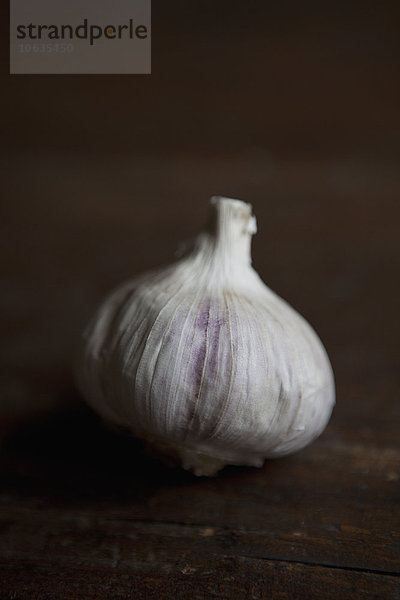 Nahaufnahme von Knoblauch auf dem Tisch