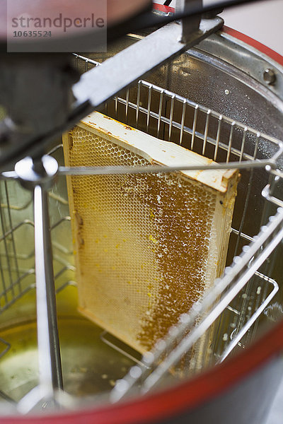 Hochwinkelansicht der Wabe in Maschinen in der Industrie