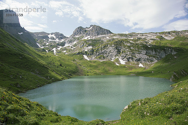 Idyllischer Blick auf die Schweizer Alpen gegen den Himmel