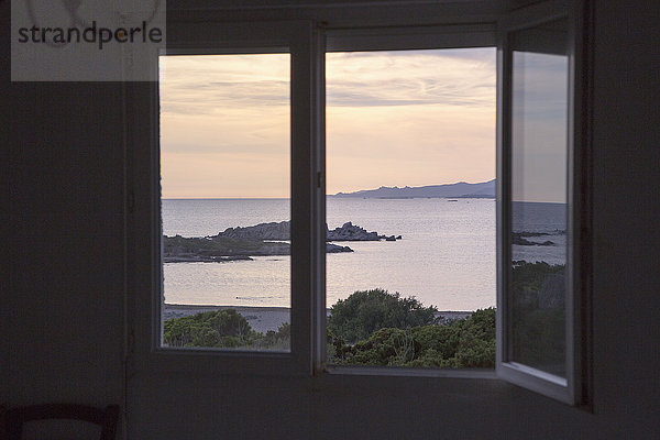 Blick auf das Meer vom Fenster aus gesehen