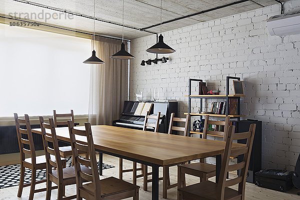 Esstisch und Stühle aus Holz zu Hause