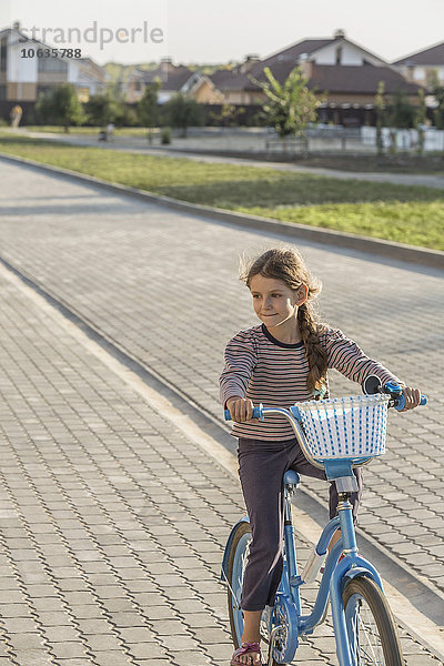 Mädchenradfahren auf dem Wanderweg