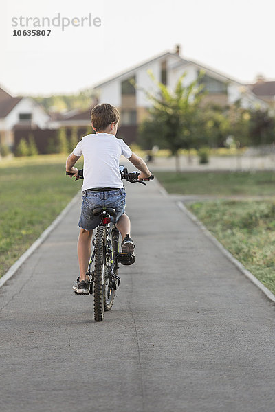 Rückansicht des Jungen auf dem Fußweg