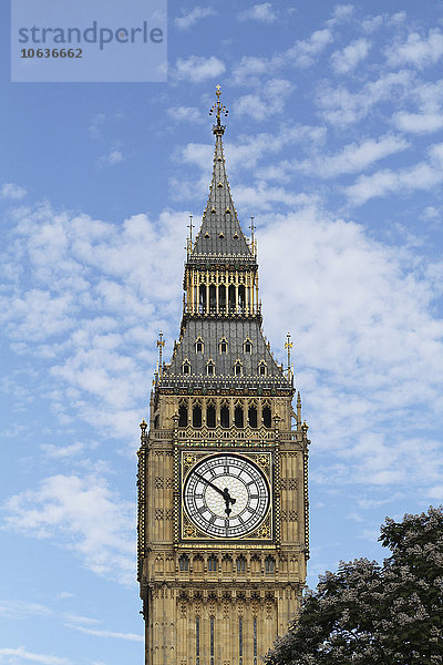 Tiefblick auf Big Ben gegen den Himmel  London  England  Großbritannien
