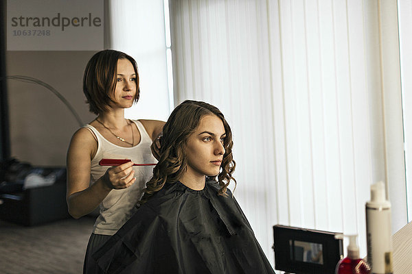 Friseur Kämmen Mode Model's Haare im Salon