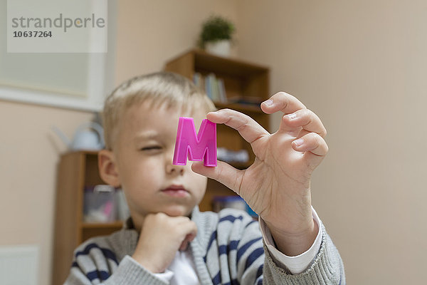 Nahaufnahme des Jungen mit dem Buchstaben M