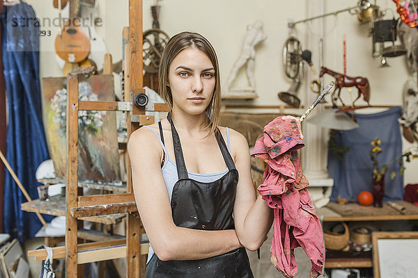 Porträt einer selbstbewussten Malerin im Atelier