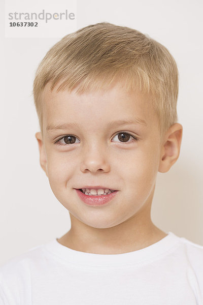 Porträt des süßen Jungen vor weißem Hintergrund