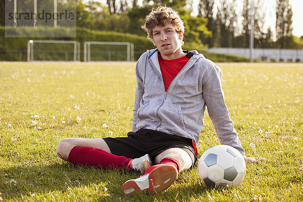 Porträt eines jungen Fußballspielers auf dem Spielfeld