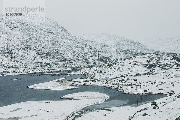 Idyllischer Blick auf die schneebedeckte Landschaft gegen den Himmel