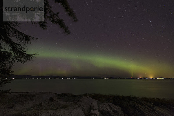 Blick auf das Aurora Borealis am See bei Nacht