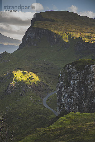 Tiefblick auf grüne Berge gegen den Himmel