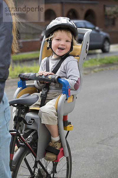 Porträt eines glücklichen Jungen  der auf dem Rücksitz sitzt