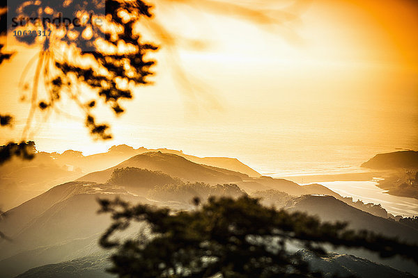 Panoramablick auf die Berge bei Sonnenuntergang