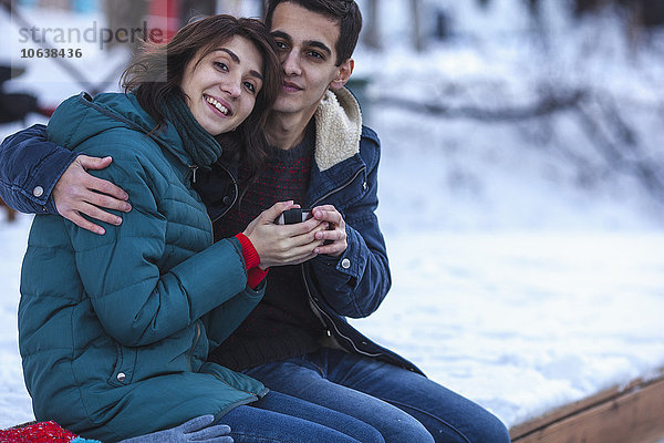 Porträt eines romantischen jungen Paares bei einem Kaffee im Winter