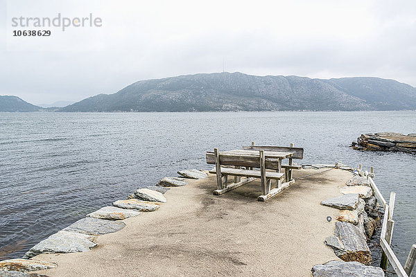 Picknicktisch am Pier über dem See