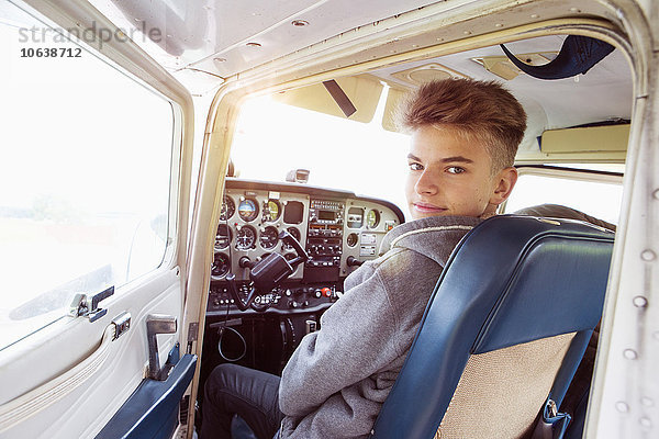 Rückansicht Porträt eines Teenagers im Privatflugzeug