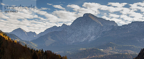 Idyllischer Blick auf die bayerischen Alpen bei bewölktem Himmel