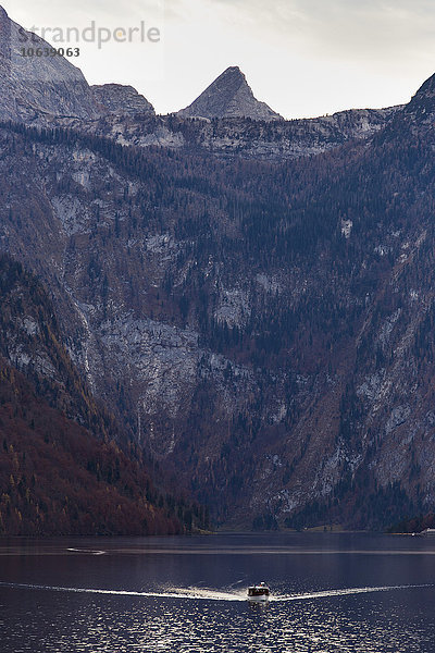 Großer Berg am See