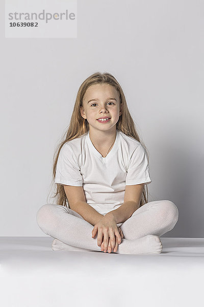 Porträt eines lächelnden Mädchens auf weißem Hintergrund