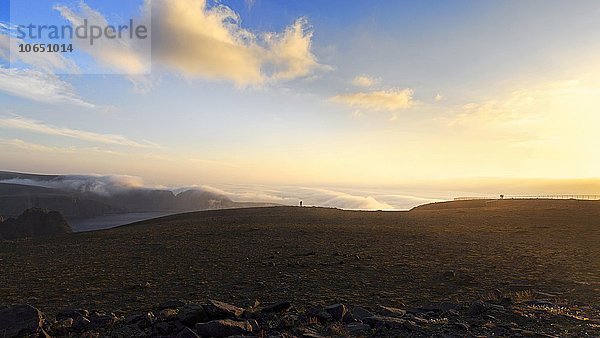 Schieferplateau Nordkapplatået am Nordkap  Mitternachtssonne  Kommune Nordkap  Magerøya  Finnmark  Norwegen  Europa