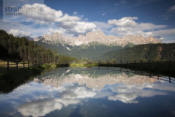 Gebirge  Rosengarten  Berge spiegeln sich in kleinem See  Dolomiten  Südtirol  Italien  Europa
