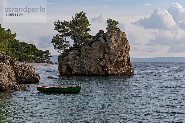 Felsen Kamen Brela oder Brela-Stein  nahe Puntra-Rata Strand  Brela  Makarska Riviera  Adriaküste  Dalmatien  Kroatien  Europa