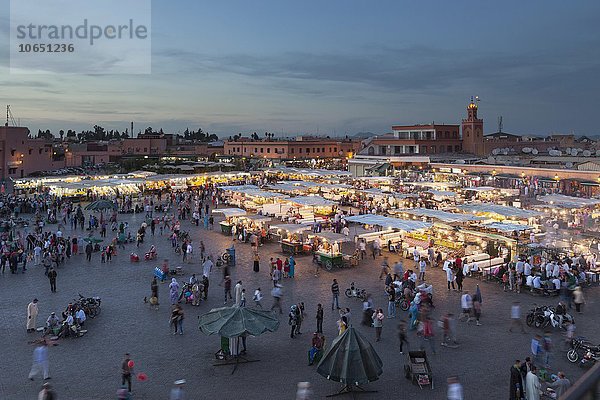 Marktplatz Djemaa el Fna in der Abenddämmerung  Marrakesch  Marokko  Afrika