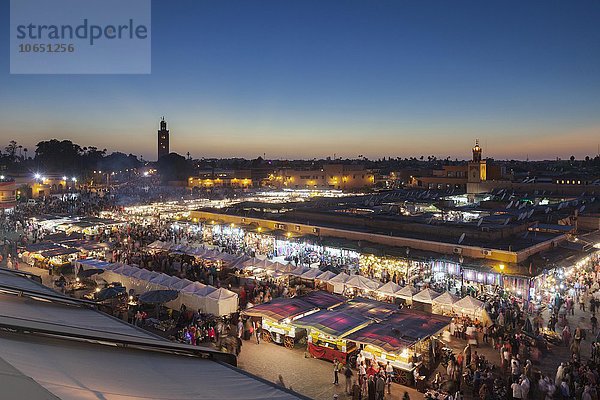 Marktplatz Djemaa el Fna in der Abenddämmerung  Marrakesch  Marokko  Afrika