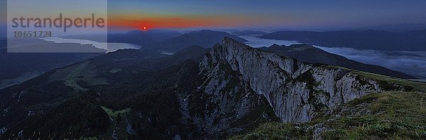 Gebirge  die Spinnerin und Attersee in der Morgendämmerung  vom Schafberg  St. Wolfgang im Salzkammergut  Salzburg  Österreich  Europa
