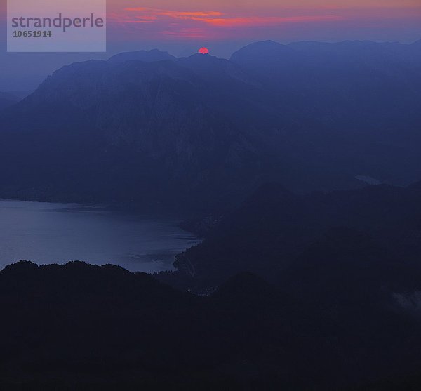 Sonnenaufgang über Attersee und Höllengebirge  Alpen  St. Wolfgang im Salzkammergut  Salzburg  Österreich  Europa