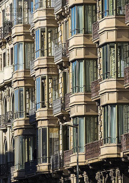 Fassade mit Fenstern und Balkonen  Eixample  Barcelona  ??Katalonien  Spanien  Europa
