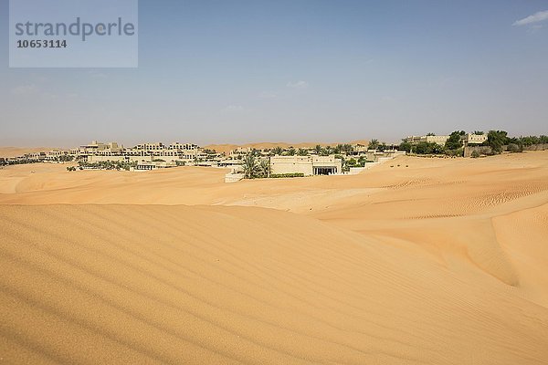 Wüsten Resort Hotel Anantara Qasr Al Sarab  umgeben von hohen Sanddünen  Oase Liwa  Al Gharbia  Leeres Viertel  Empty Quarter  Sandwüste Rub al-Chali  auch Rub al-Khali  Vereinigte Arabische Emirate  Asien