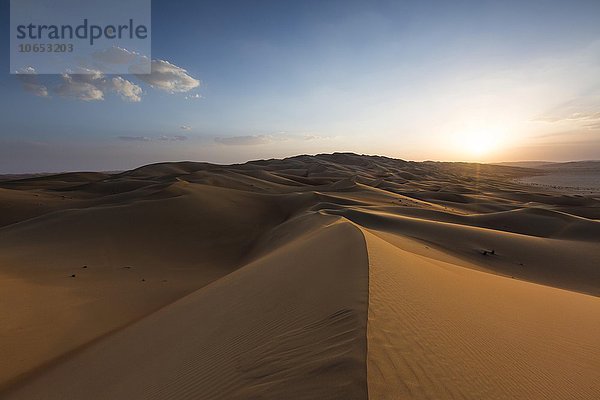 Sanddünen beim Sonnenuntergang  Leeres Viertel  Empty Quarter  Sandwüste Rub al-Chali  auch Rub al-Khali  Vereinigte Arabische Emirate  Asien