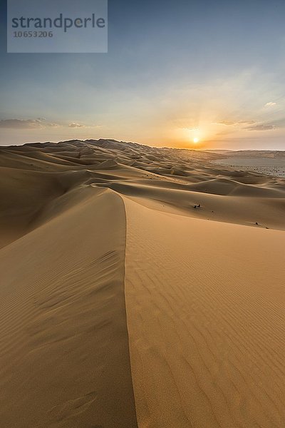 Sanddünen beim Sonnenuntergang  Leeres Viertel  Empty Quarter  Sandwüste Rub al-Chali  auch Rub al-Khali  Vereinigte Arabische Emirate  Asien