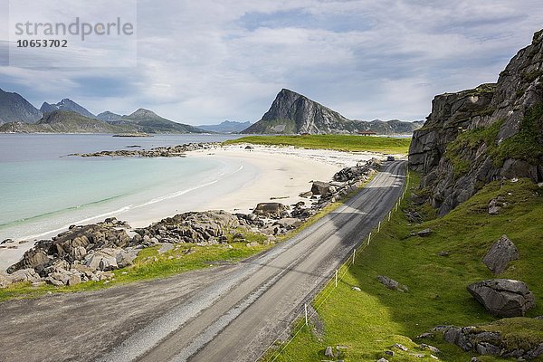 Straße am Sandstrand bei Myrland  Flakstadoya  Lofoten  Norwegen  Europa