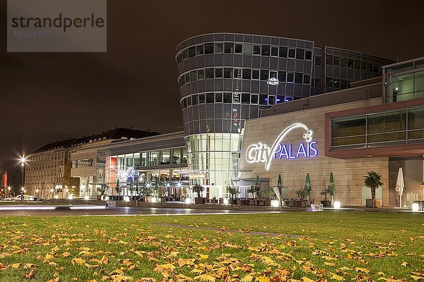 Mercatorhalle und Citypalais  Nachtaufnahme  Innenstadt  Duisburg  Ruhrgebiet  Nordrhein-Westfalen  Deutschland  Europa