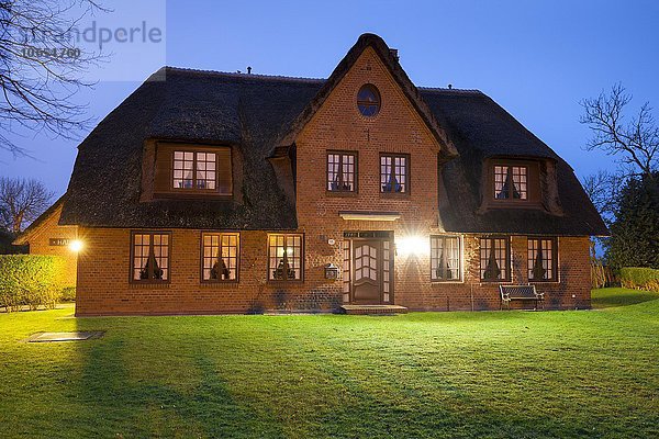 Reetdachhaus  beleuchtet  Dämmerung  Keitum  Sylt  Nordfriesische Insel  Schleswig-Holstein  Deutschland  Europa