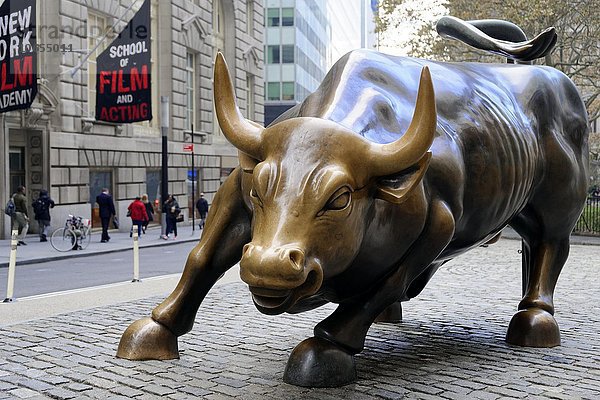 Bulle vor der Börse  New York Stock Exchange  Wall Street  Manhattan  New York  USA  Nordamerika